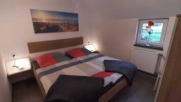 2 Schlafzimmer, Reisekinderbett, Bettwäsche