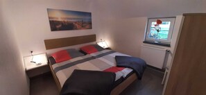 2 Schlafzimmer, Reisekinderbett, Bettwäsche