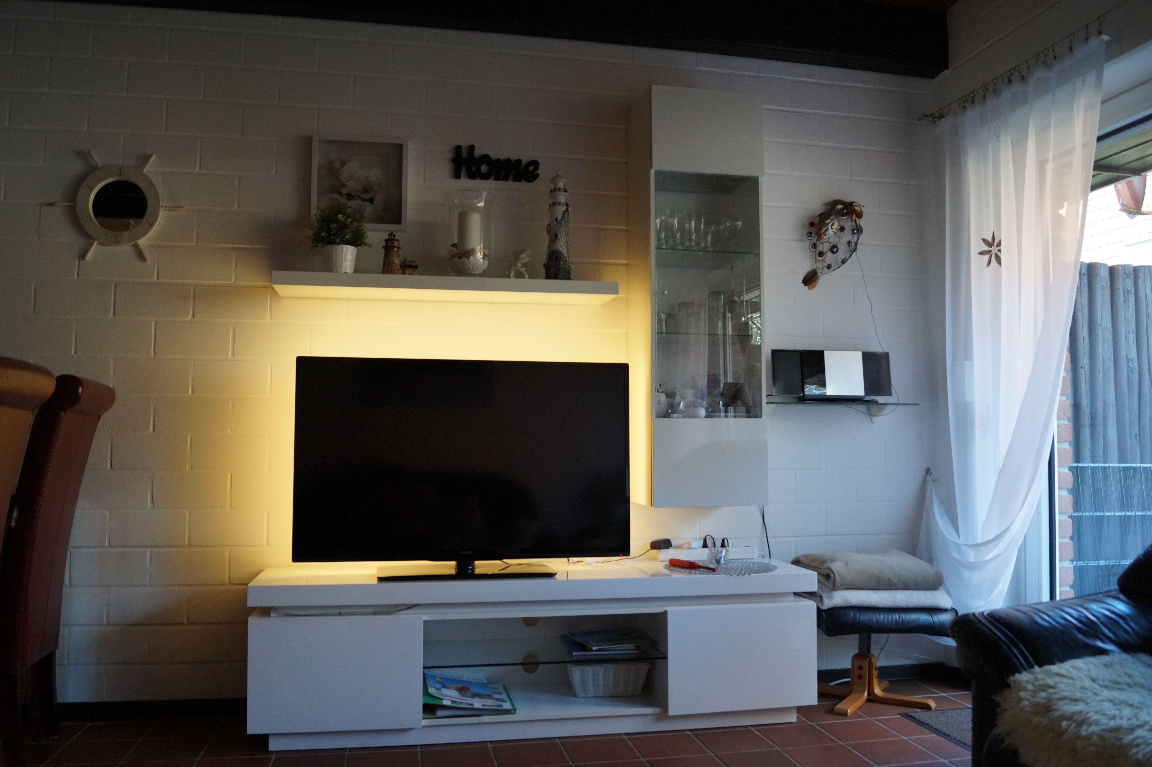 TV, DVD player, livros, aparelho de som