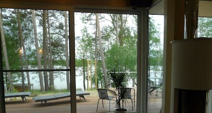 Luxus-Ferienhaus direkt am See, naturnaher Komfort in modernem Stil