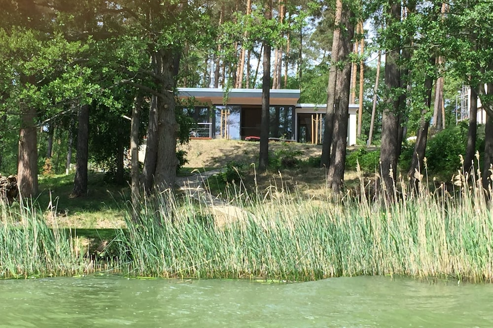 Luxury holiday home right on the lake, natural comfort in a modern style