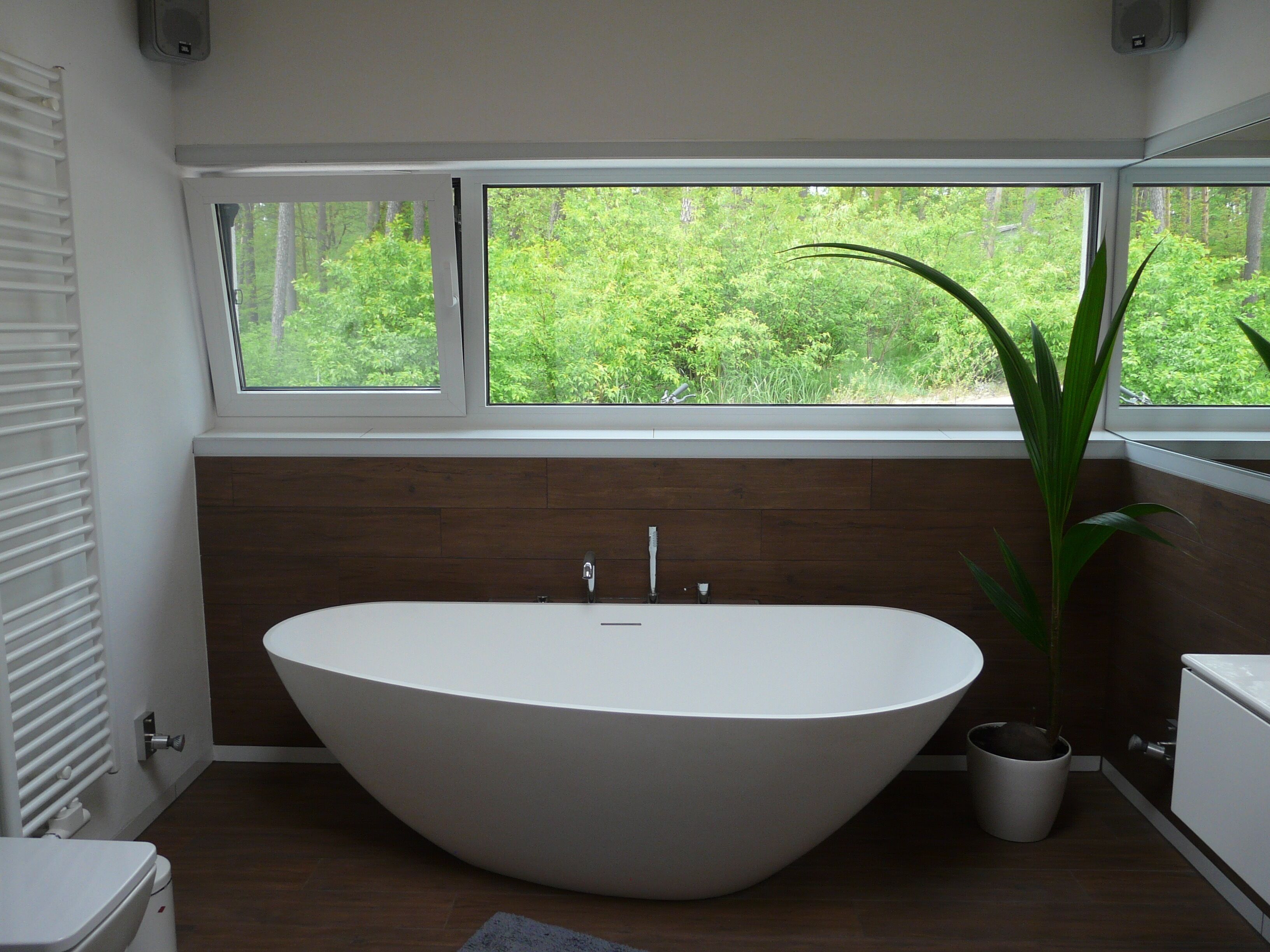 Bathtub, hair dryer, towels, toilet paper