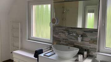 Badewanne, Haartrockner, Seife, Shampoo