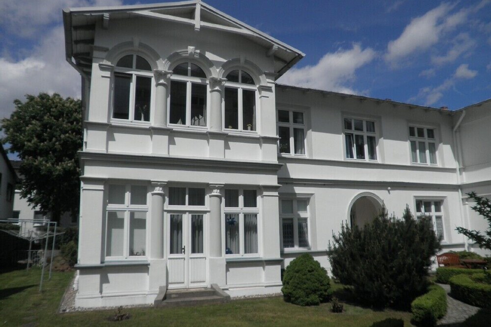 Exclusive apartment (3 rooms, 85 sqm) in a quiet location, only 50m to the beach!