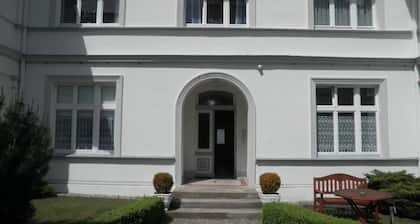 Exclusive apartment (3 rooms, 85 sqm) in a quiet location, only 50m to the beach!