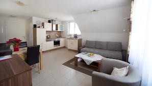 Eine moderne Wohnung mit Küche, Essbereich und Wohnzimmer.