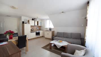 Fernseher, DVD-Player, Tischfußball, Bücher