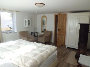 3 bedrooms, iron/ironing board, travel cot, free WiFi