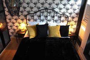 1 bedroom, travel cot, WiFi, bed sheets