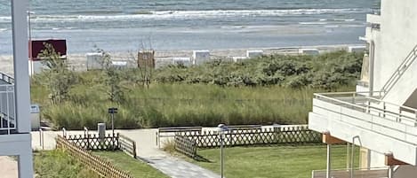 Une propriété située sur la côte, dotée d’un chemin piétonnier dallé, d’un jardin clôturé et offrant une vue sur la mer.