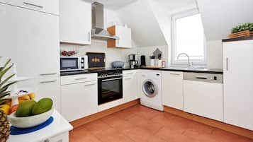 JÀÀkaappi, mikroaaltouuni, uuni, liesi