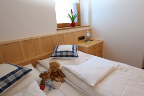2 bedrooms, free WiFi, bed sheets - Ciasa Linda, Apartment 2 with beautiful views of the Dolomites (Longiarù)