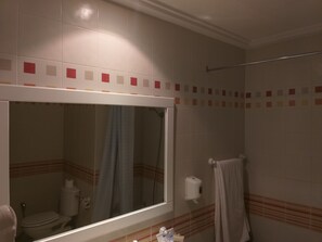 Economy Apartment, 1 Double Bed, Non Smoking | Bathroom