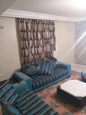 Appartement Économique, 1 lit double, non-fumeurs | Coin séjour | Télévision