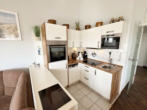 Een koelkast, een microgolfoven, een oven, een vaatwasser