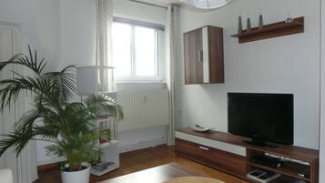 Een televisie, een dvd-speler en een stereo