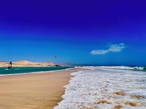 Una spiaggia nelle vicinanze, lettini da mare