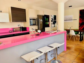 Fridge, microwave, oven, stovetop - Villa Bali, private pool, fiber-optic internet, ocean view, courtyard, privacy (Costa Calma)