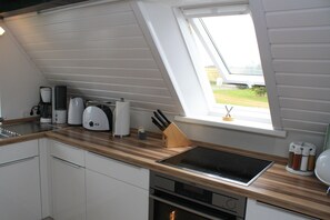 Een koelkast, een magnetron, een oven, een kookplaat