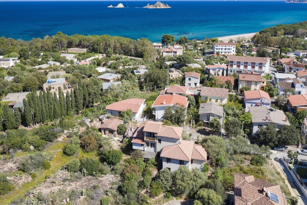 Villa Juniper with exclusive garden just 4 minutes walk from the beach