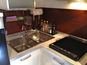 Fridge, oven, stovetop, coffee/tea maker