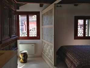 1 soverom, strykejern/-brett, wi-fi (inkludert) og sengetøy