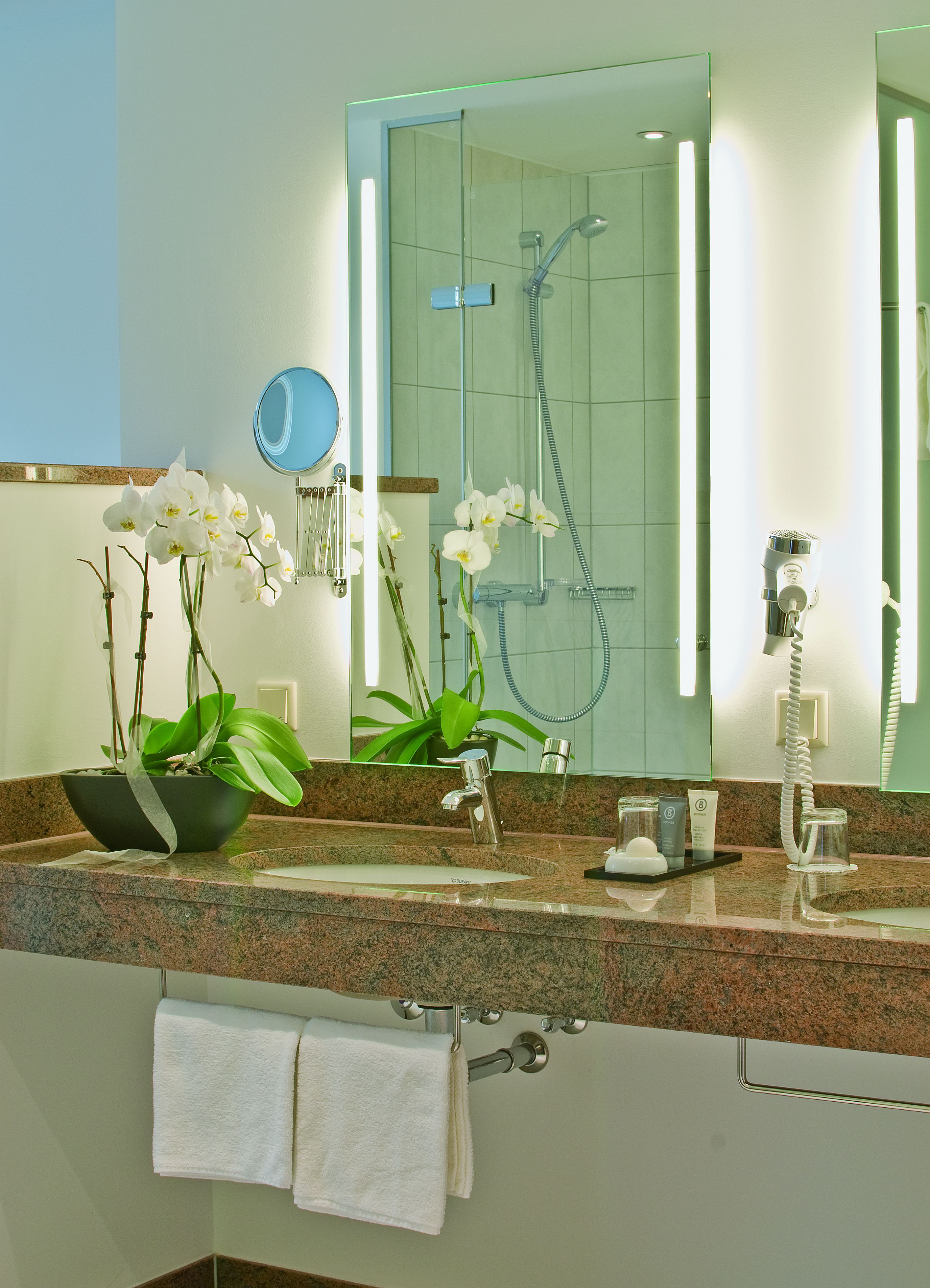 Junior-Suite (Residenz) | Badezimmer | Dusche, kostenlose Toilettenartikel, Haartrockner, Bademäntel