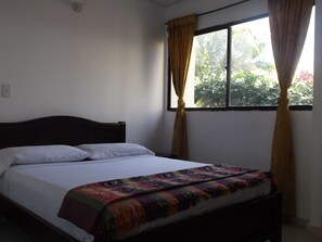 Desk, laptop workspace, free WiFi, bed sheets - Hotel La Via (Cartagena)