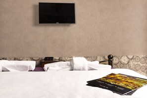 Kamar Double Superior | Seprai premium, minibar, meja kerja, dan Wi-Fi gratis