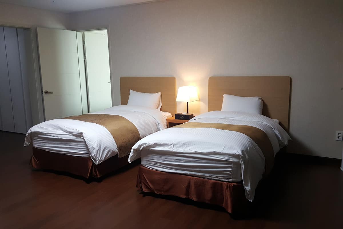 twin room, golf view (29 py) | desk, blackout curtains, iron/ironing board, free wifi