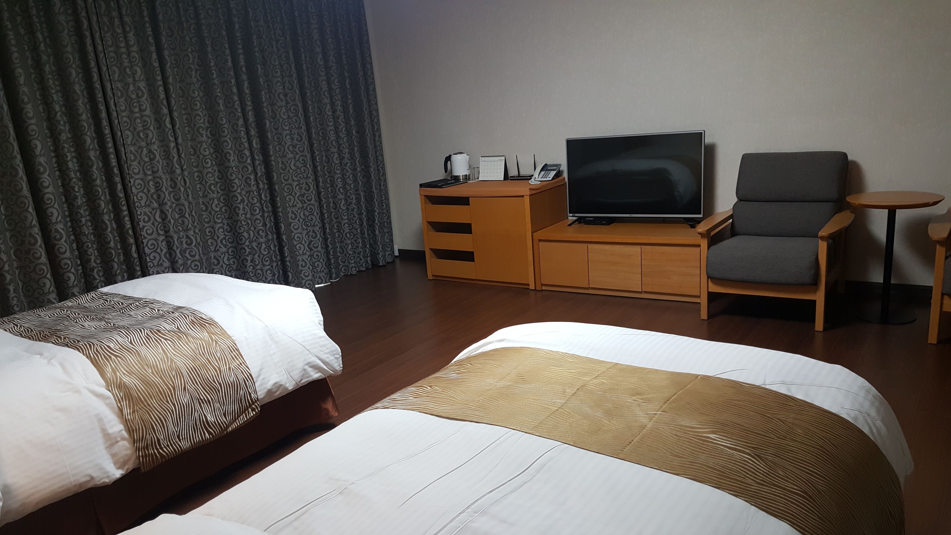twin room (12 py, parking lot view) | desk, blackout curtains, iron/ironing board, free wifi