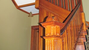 Un escalier en bois avec un plafond en verre et un lustre.