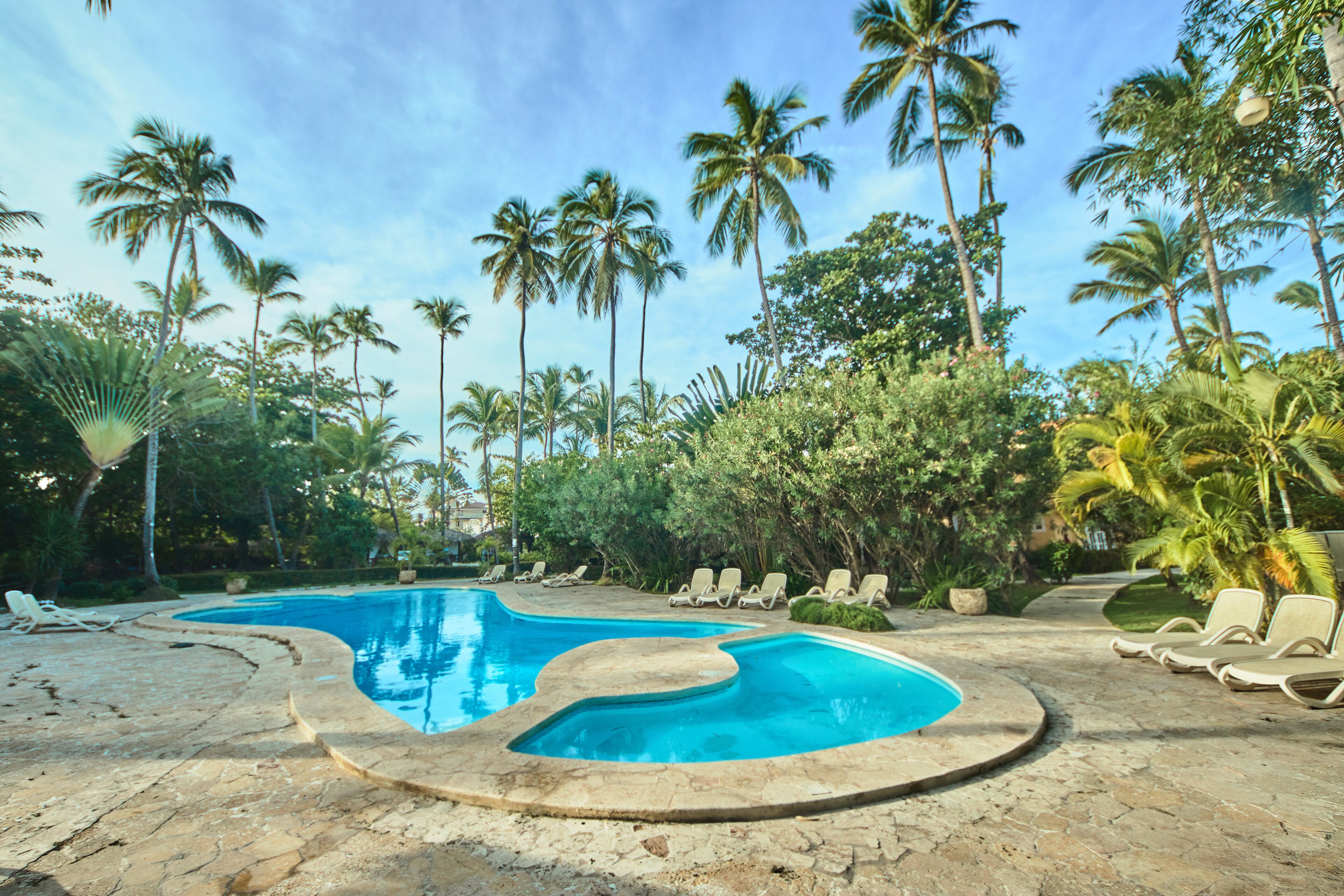Piscina externa, espreguiçadeiras