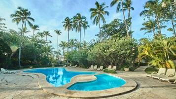 Piscina externa, espreguiçadeiras