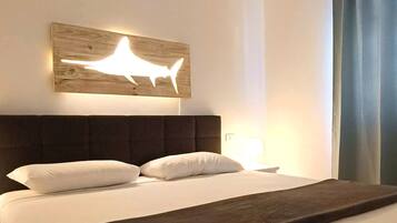 Apartamento premium, 2 quartos, vista para o oceano | Cofres nos quartos, berços (sobretaxa), Wi-Fi de cortesia, roupa de cama