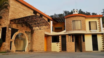 Vista frontal de la propiedad