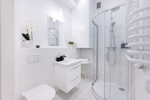 Shower, rainfall showerhead, free toiletries, hair dryer - Main Square Apartments (Kraków)