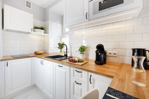 Luxury Apartment (1st Floor Apartment at Backyard) | Private kitchen | Full-sized fridge, microwave, stovetop, dishwasher - Main Square Apartments (Kraków)