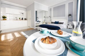 Luxury Studio (1st Floor Studio at Backyard) | Dining room - Main Square Apartments (Kraków)