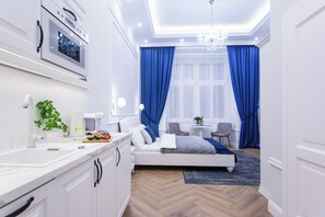 Royal Studio Suite | Premium bedding, memory-foam beds, in-room safe, laptop workspace - Main Square Apartments (Kraków)