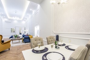 Royal Studio Suite | Premium bedding, memory-foam beds, in-room safe, laptop workspace - Main Square Apartments (Kraków)