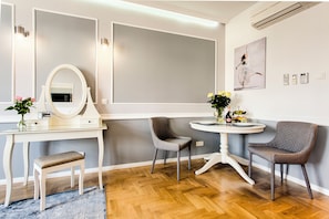 Estudi en suite de luxe, 1 dormitori, vistes a la ciutat (Epic Main Square View with AC) | 1 dormitori i roba de llit d'alta qualitat
