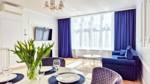 Apartemen Premium (3rd Floor Apartment at Backyard) | Seprai premium, busa memori, brankas, dan ruang kerja ramah laptop