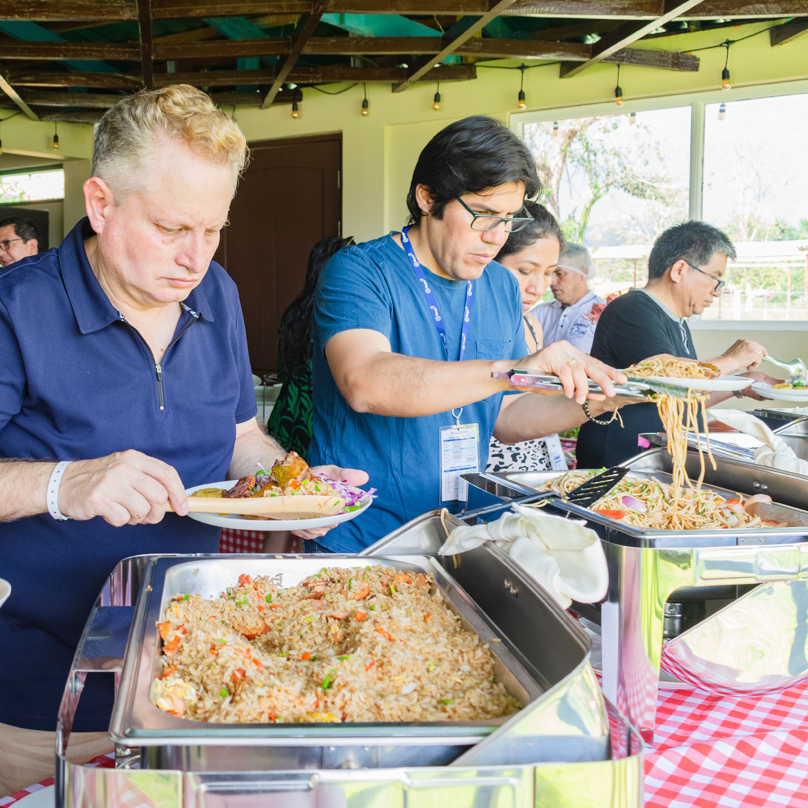 朝食、ランチ、ディナーに営業 (郷土料理)