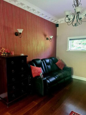 豪華平房, 1 張加大雙人床, 非吸煙房, 花園景觀 | 起居區