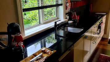 豪華平房, 1 張加大雙人床, 非吸煙房, 花園景觀 | 私人廚房 | 大型冰箱、微波爐、烤箱、爐台