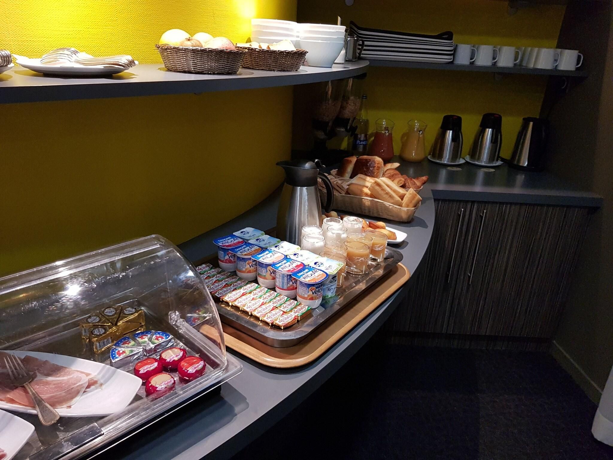 Buffet de l'esmorzar amb diferents aliments i begudes.