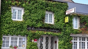 A building with ivy-covered walls and a sign reading "A la Bonne Auberge". - Logis La Bonne Auberge (Laval)