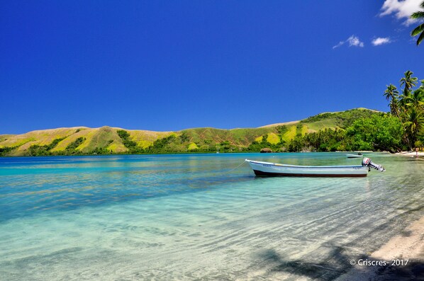 Ubicación a pie de playa, arena blanca, tumbonas y toallas de playa