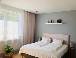 Iron/ironing board, bed sheets